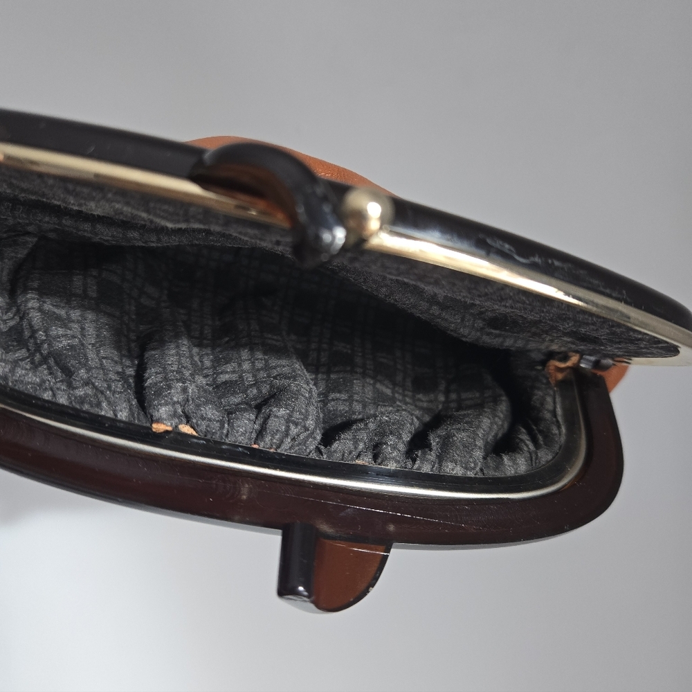 VINTAGE Brown Leather Clutch With Kiss Clasp Closer - Picture 8 of 9